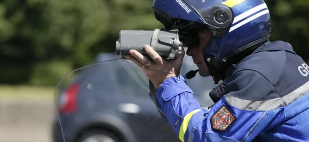 A 163 km/h davanti alla caserma della polizia, motociclista fermato
