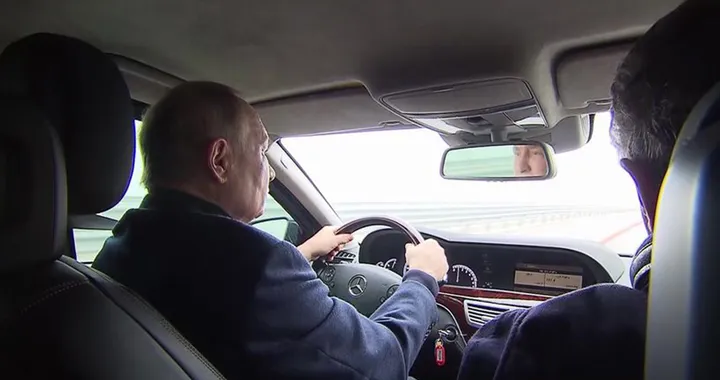 Perché Putin guida una Mercedes-Benz in Crimea?