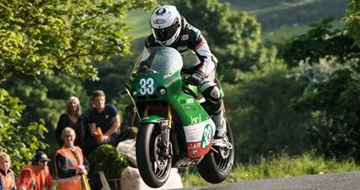 TT 2016, Michael Dunlop da record. Bonetti-Paton, sogno italiano