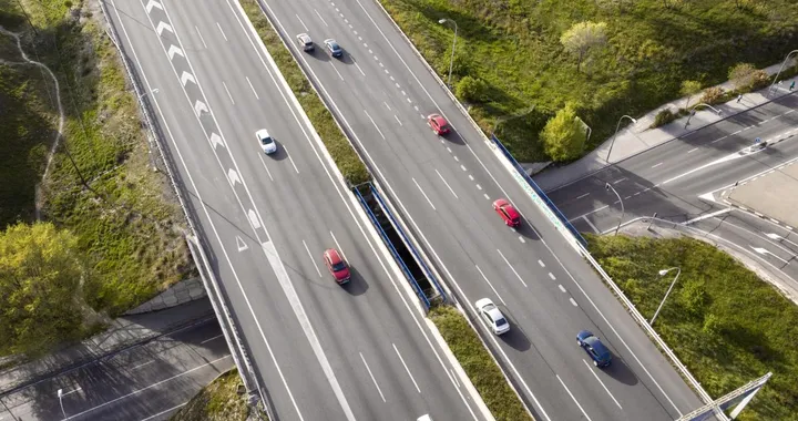 Incidente al casello: scende e l'auto riparte con la moglie a bordo