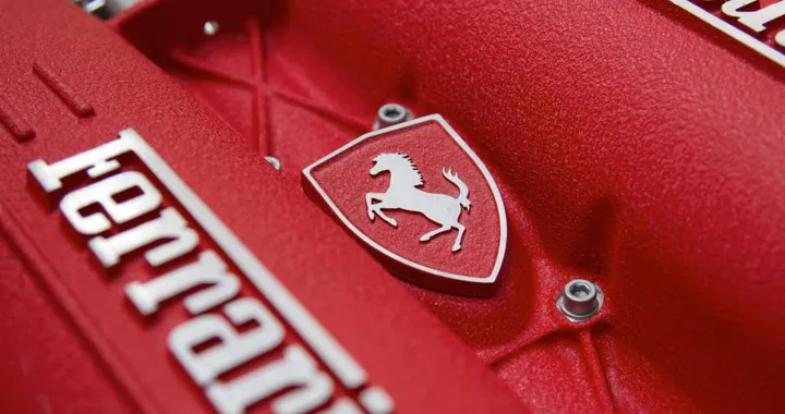 Ferrari aumenta i prezzi negli USA: strategia contro i dazi