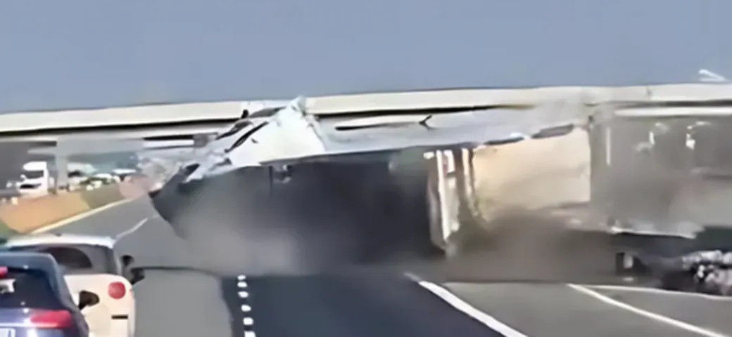 Camion si ribalta sull'A4 Torino-Milano: caos in autostrada [VIDEO]