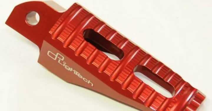 LighTech: nuove pedane passeggero per Yamaha T-Max