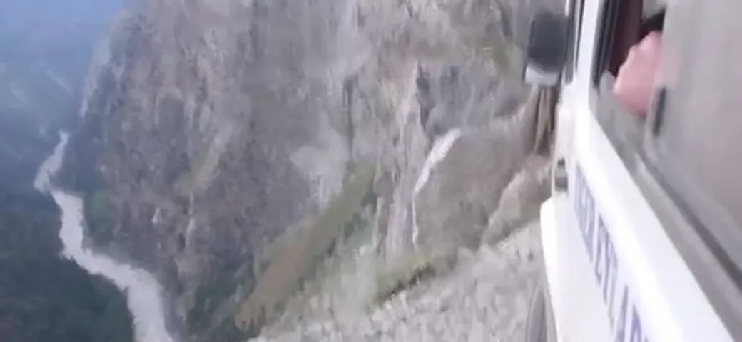 In cima all'Himalaya, guidando sul precipizio [Video]