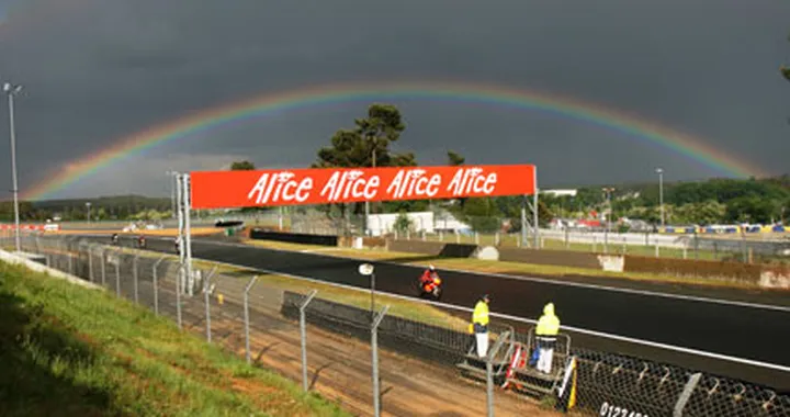 Foto del giorno: sotto l'arcobaleno spunta Phil Read!