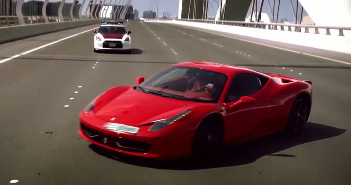 La Ferrari 458 inseguita dalla Nissan GT-R della Polizia di Abu Dhabi [Video]