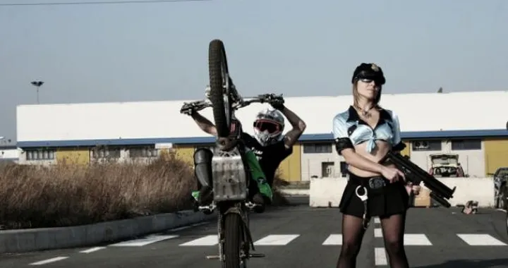 Foto del giorno: mMasche trial stunt