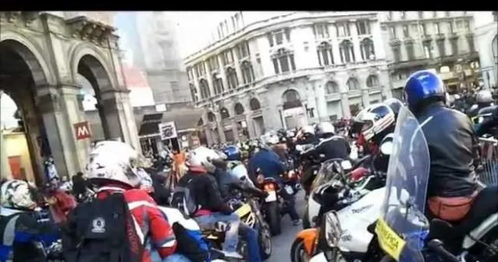 Il gruppo infinito di motociclisti della Befana Benefica milanese /video