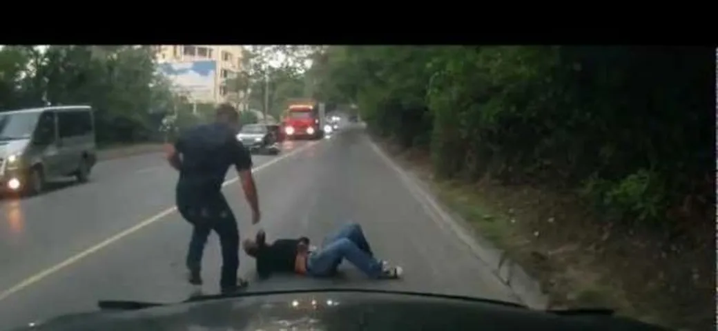 Si addormenta sullo scooter... miracolata! /video