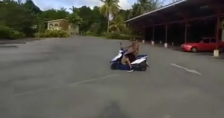 Lewis Hamilton sgomma con lo scooter