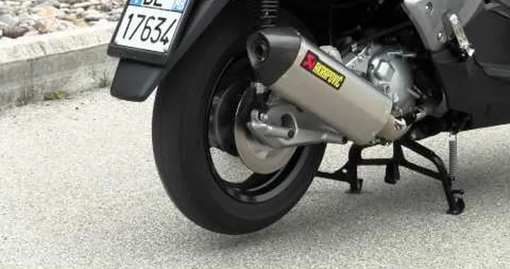 Yamaha X-MAX 250 with AkrapoviÄ Slip-On Exhaust System