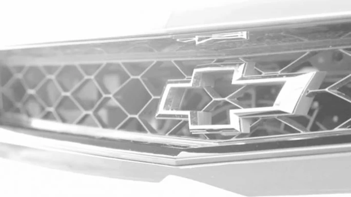 Chevrolet Camaro Z/28: il cravattino anteriore è... bucato!