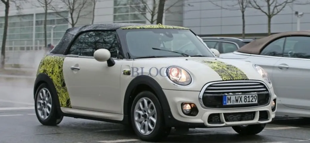 Mini Cabrio: foto spia su strada