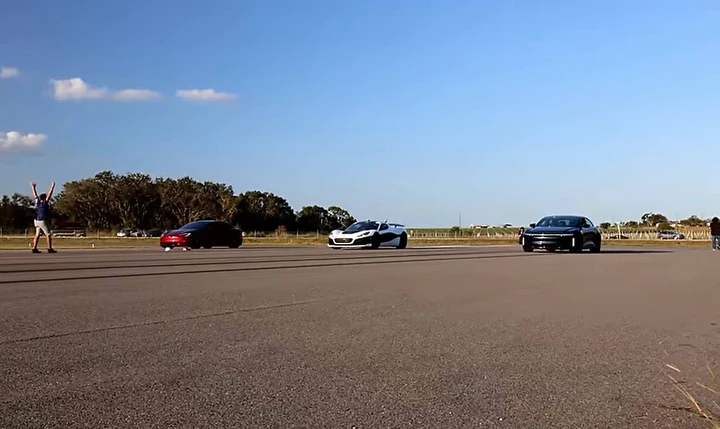 Tesla Plaid vs Lucid Sapphire vs Rimac Nevera: drag race fotonica | Video