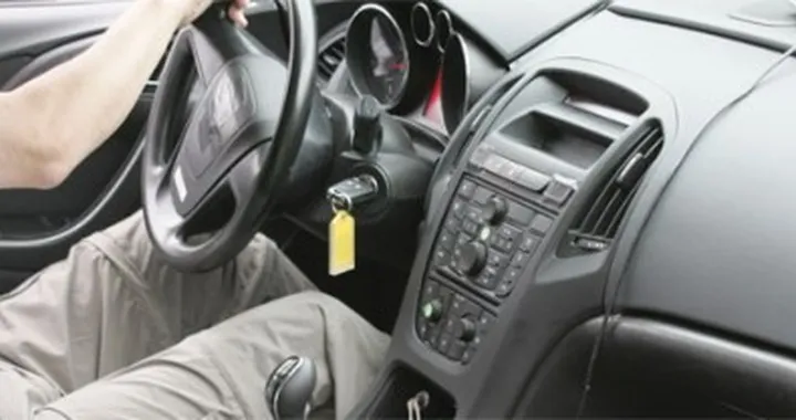 Opel Astra 2009: foto spia degli interni