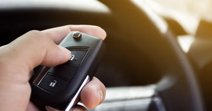 La chiave dell’auto può nascondere una funzione utilE: basta tenere premuto un pulsante