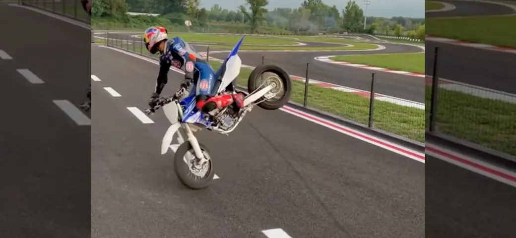 Superbike, Toprak Razgatlıoğlu: stoppie e impennate in sella ad una Yamaha YZ450F SM