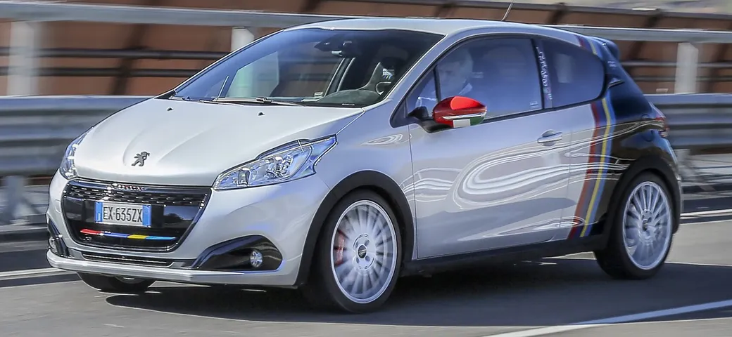 Peugeot 208 GTi/Nove [Video]