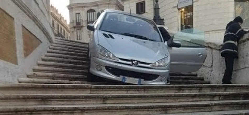 Roma: scende con l'auto da Trinità dei Monti sotto l'effetto dell'alcol