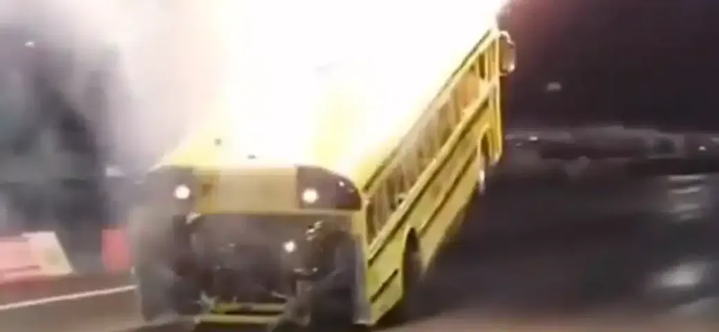 Lo scuolabus più pazzo del mondo: 8750 cavalli supersonici