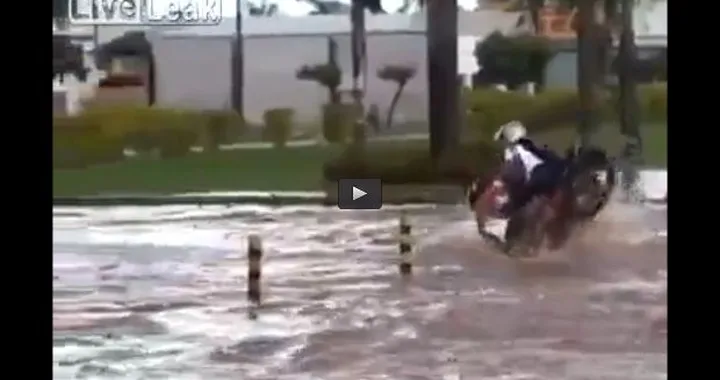 Epic Fail: Guadare una strada sommersa d'acqua? In moto anche no [Video]