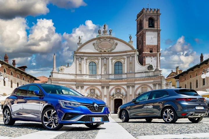 Renault Megane E-Tech Plug-in berlina: prova, autonomia, allestimenti, prezzi