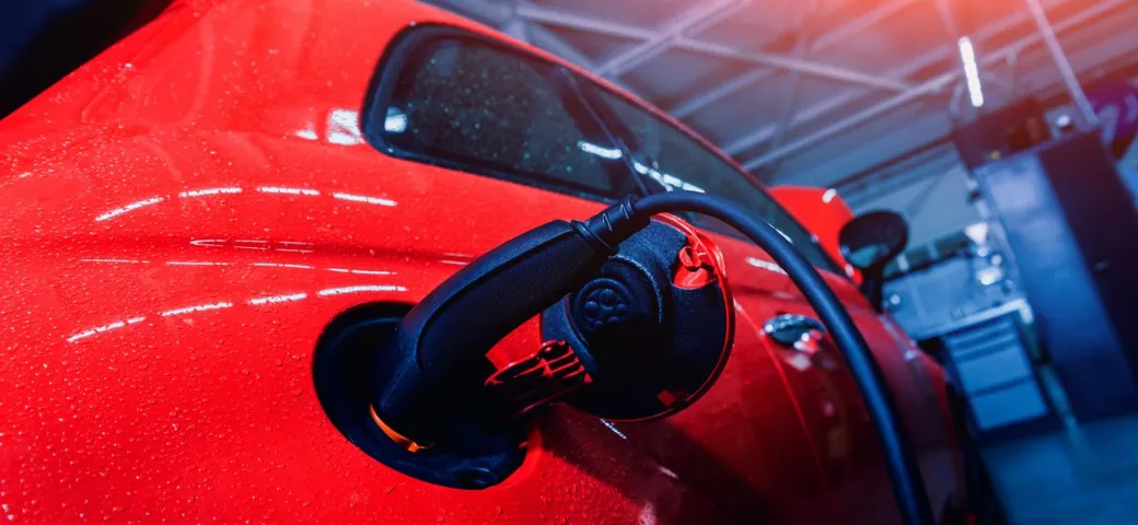 Quanto costa ricaricare l'auto elettrica in Italia: le tariffe