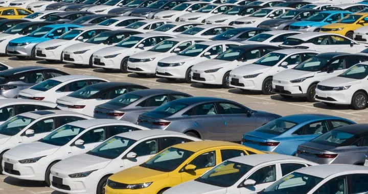 La Polonia vieta le auto cinesi nelle basi militari: perché