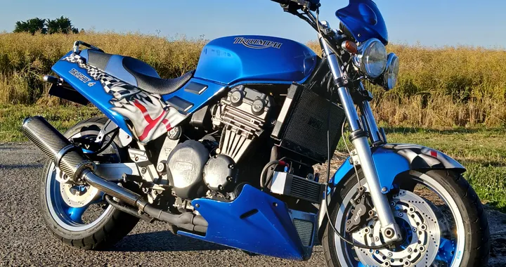 Triumph Trophy 1200: la Streetfighter di Vic Shield che sfida il tempo