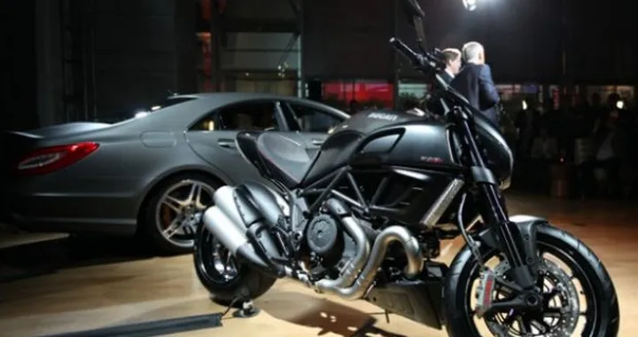 Mercedes-Ducati: AMG sponsor ufficiale della MotoGP di Valentino Rossi - Salone di Los Angeles 2010