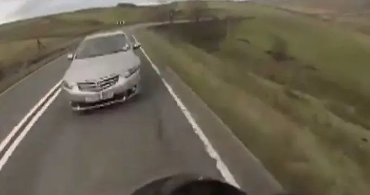 Motociclista deve scegliere tra burrone e frontale [video]