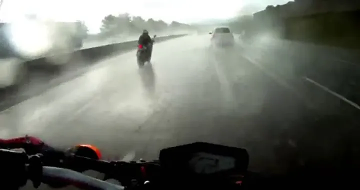 Motociclista scivola sull'autostrada inondata d'acqua