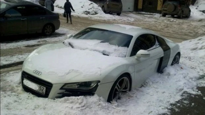 Curiosità: un'Audi R8 abbandonata nella neve