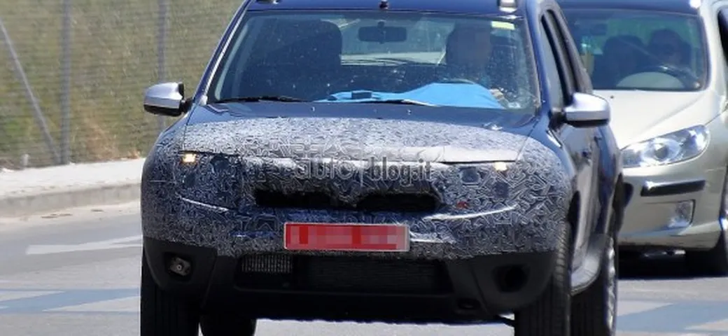 Dacia Duster: foto spia del facelift