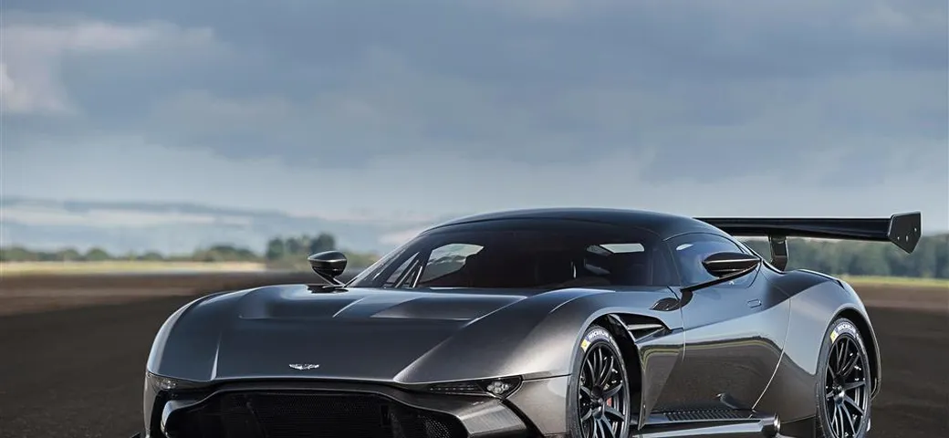 Aston Martin Vulcan: un giro a Le Mans [Video]