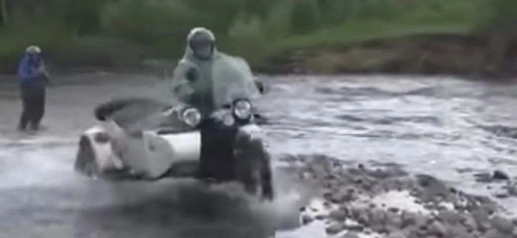 Sidecar attraversano il fiume [Video]