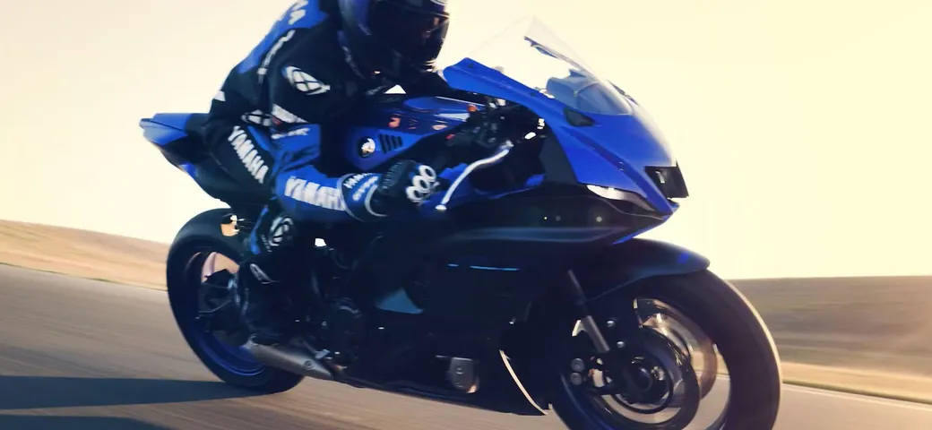 Nuova Yamaha R7, ecco le foto: domani la presentazione ufficiale