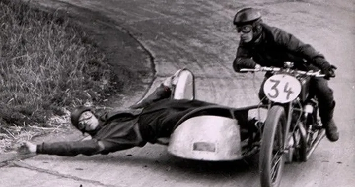 Foto del giorno: manovre da sidecar