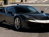 Ferrari SF90 Stradale Nero Galaxy, con questa livrea brilla come una galassia