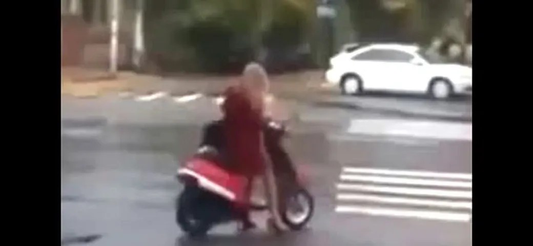 Epic Fail: Sullo scooter con i tacchi a spillo, ma dura pochi metri... [Video]