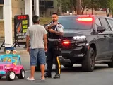 Canada, uomo ubriaco guida una Jeep Wrangler giocattolo in strada: fermato e arrestato