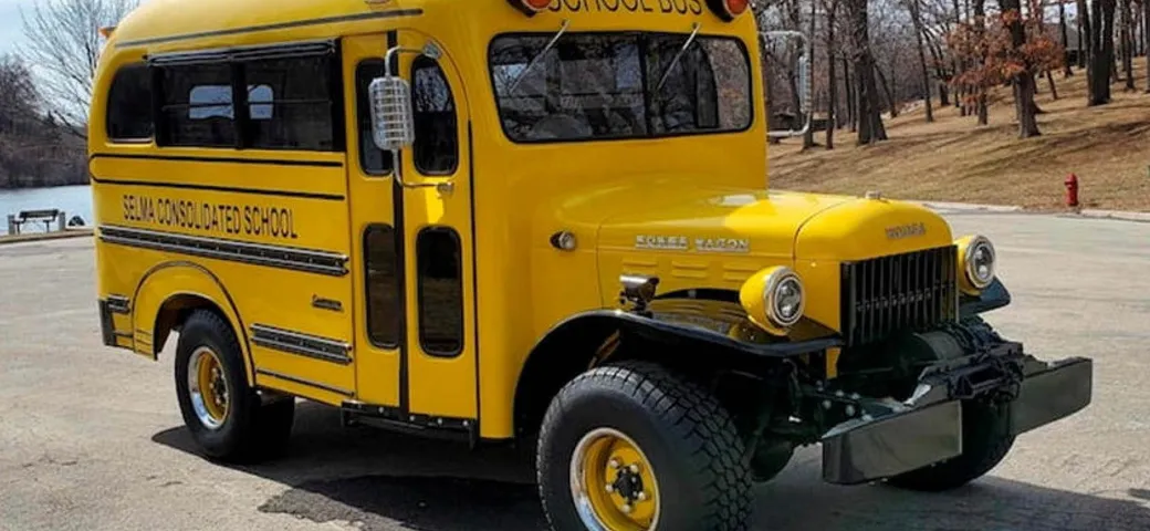 Scuolabus con V8 Hellcat da oltre 700 CV: si può comprare all'asta