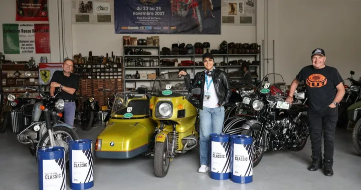 Maryam Talaee sfida le leggi del suo Paese a bordo di una classica motocicletta