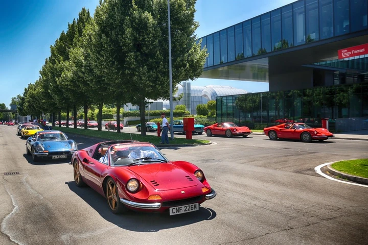 Ferrari: oltre 150 Dino e più di 300 clienti in parata a Maranello [Video]