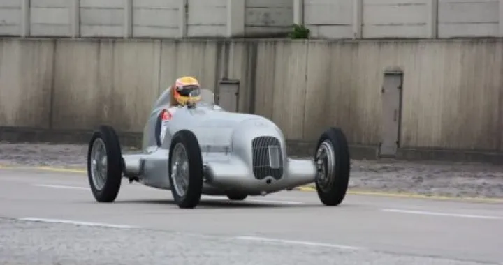 Mercedes: Lewis Hamilton ha guidato la leggendaria W25 Silberpfeil del 1934