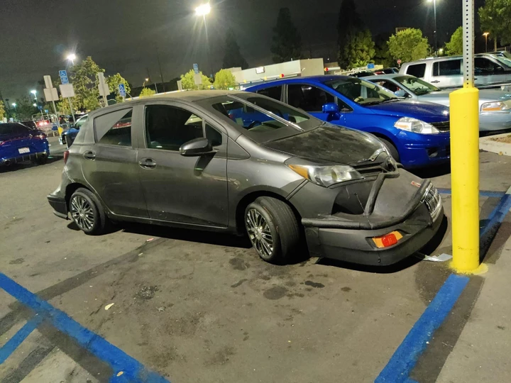 Tuning brutto ai limiti del ridicolo: questa povera Yaris è sfigurata