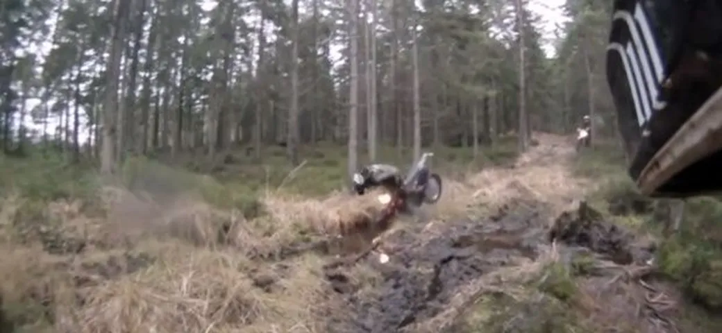 Video divertenti: motociclista fa una figura di... palta