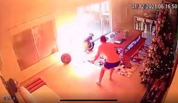 Scooter elettrico prende fuoco in ricarica [Video]
