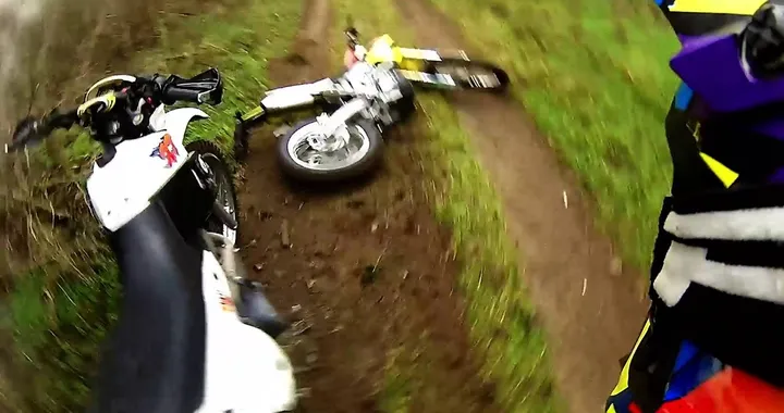 Motociclista da enduro sbatte con un cervo