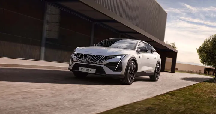 Peugeot E-408: la nuova elettrica con 453 km di autonomia e design fastback